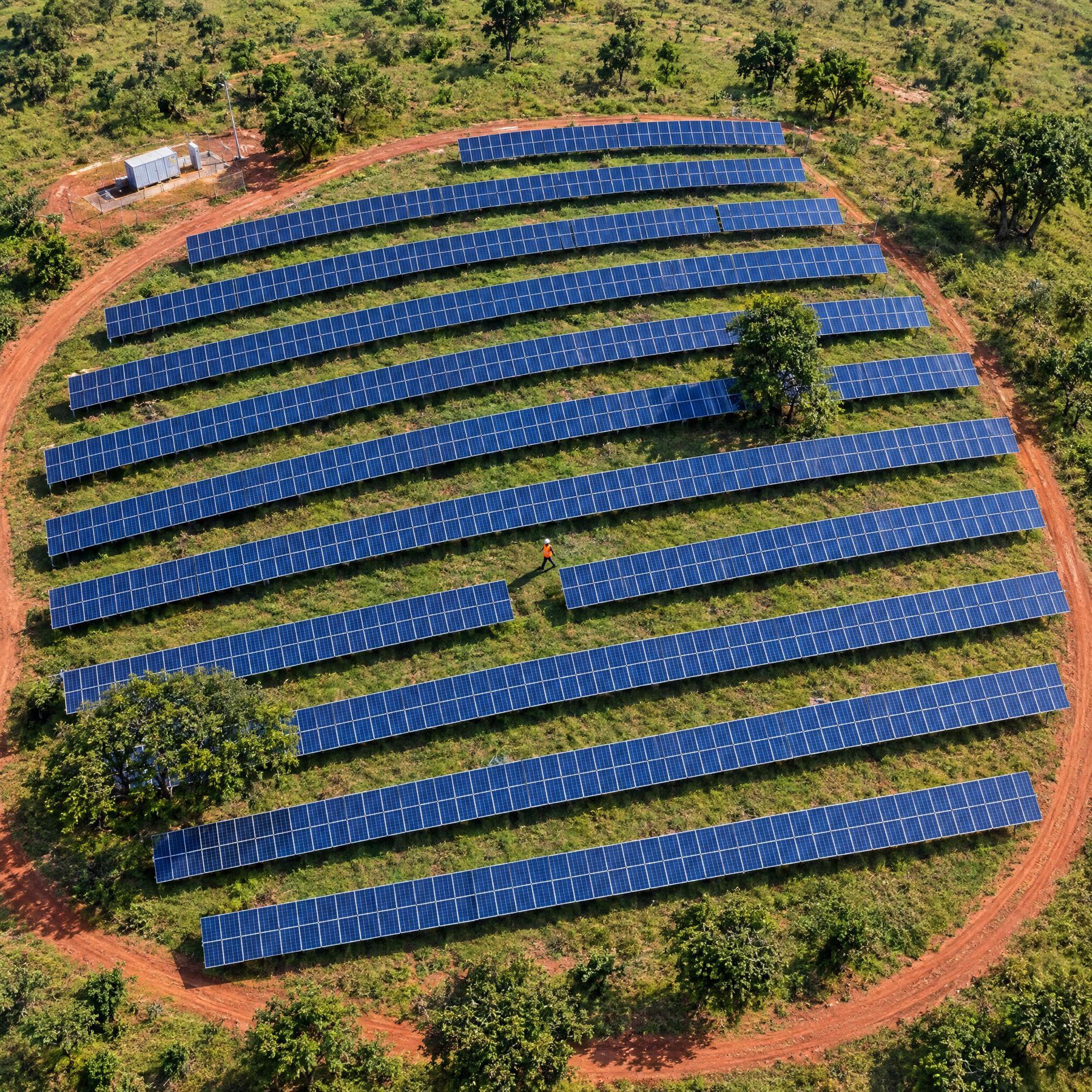 Centrale solaire photovoltaïque dans la savane, vue du ciel
